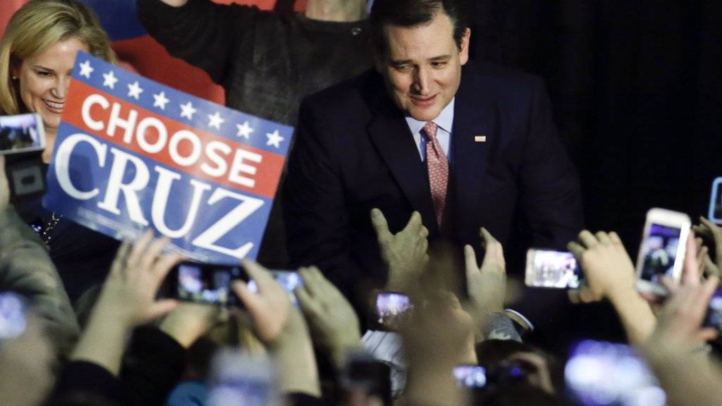 Der erzkonservative texanische Senator Ted Cruz liess bei den Vorwahlen in Iowa den Favoriten Donald Trump hinter sich.