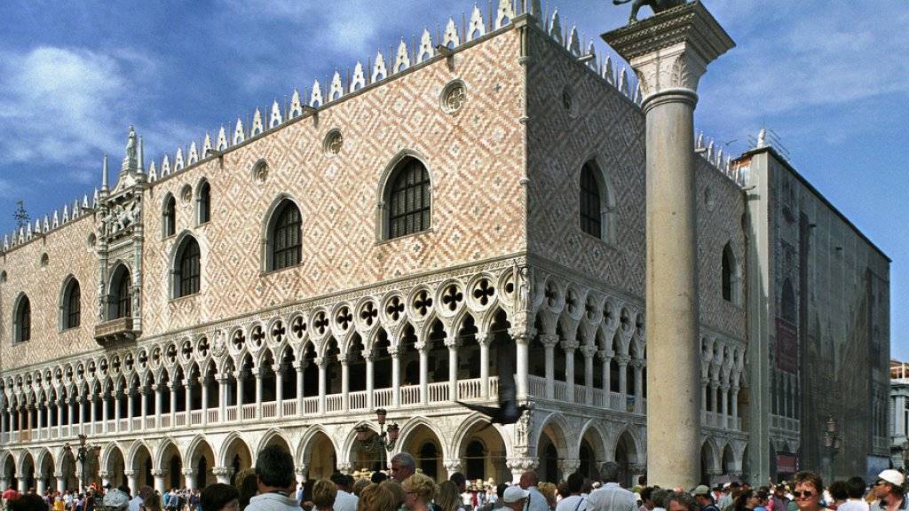 Touristen besuchen in Venedig den Markusplatz mit dem Dogenpalast. (Archivbild)