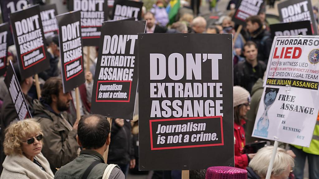 Unterstützer des inhaftierten Wikileaks-Gründers Assange halten während einer Demonstration Plakate in die Höhe. Die Menschenrechtsorganisation Amnesty International hat am Dienstag vor einer Anhörung im Fall Julian Assange erneut die Freilassung des Wikileaks-Gründers gefordert.