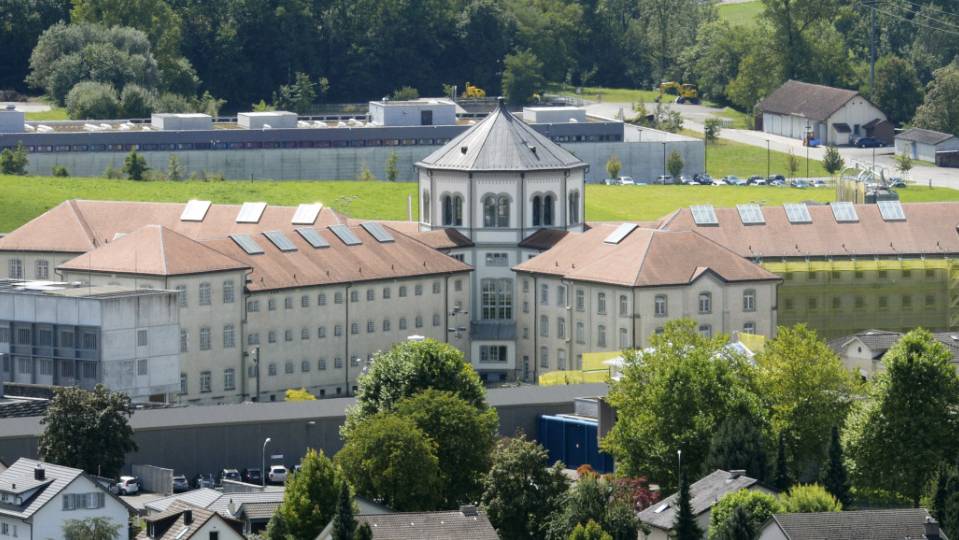 Die Aargauer Finanzkontrolle hat kritisiert, dass die Justizvollzugsanstalt Lenzburg zu viel für die Medikamente der Gefangenen bezahlt. Ausgehandelte Rabatte wurden nicht gewährt. (Archivbild)