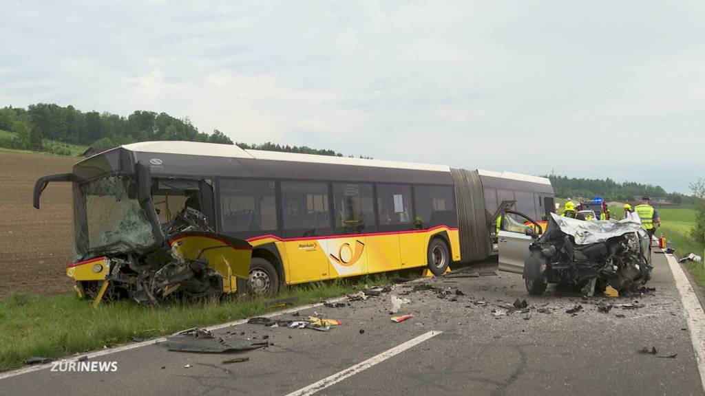 Rottenschwil: Unfall zwischen Auto und Postauto fordert 9 teils Schwerverletzte