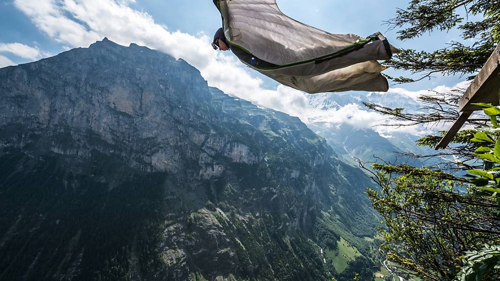ARCHIV - Ein Base-Jumper springt (26.06.2014) mit seinem Wingsuit in Lauterbrunnen, Schweiz von einem Felsen in die Tiefe. Wiederholt kommt es bei der Extremsportart zu tödlichen Unfällen. Jetzt verunglückte eine Frau Berg Katthammaren (Norwegen), nachdem dort bereits letztes Jahr eine Frau verstorben war. Foto: Damien Deschamps/dpa
