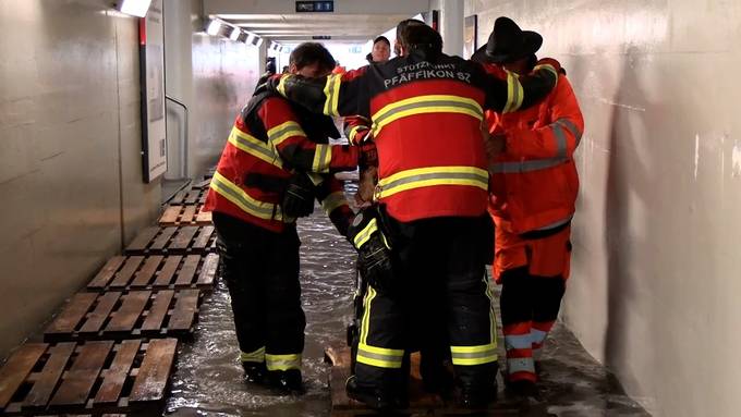 Feuerwehr im Dauereinsatz: Improvisierte Rettungsaktion in Pfäffikon