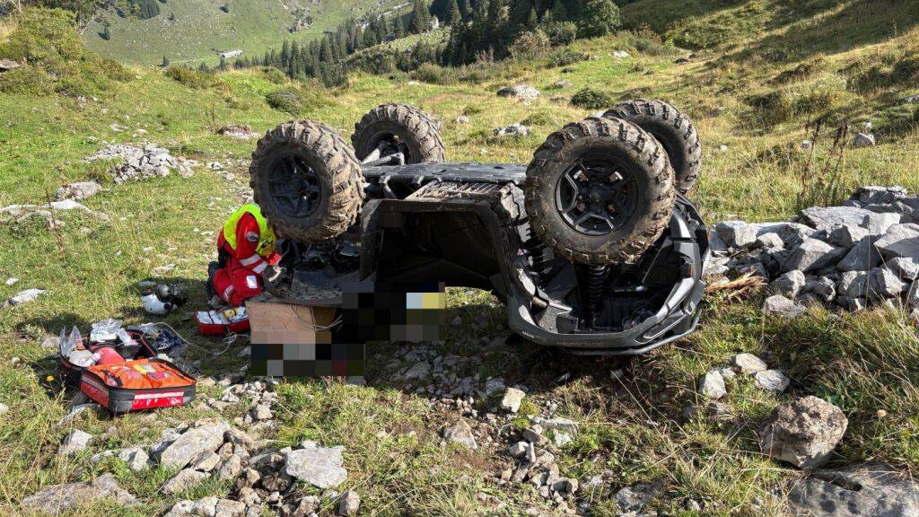 Quad überschlägt sich im Klöntal - Fahrer unter Gefährt eingeklemmt