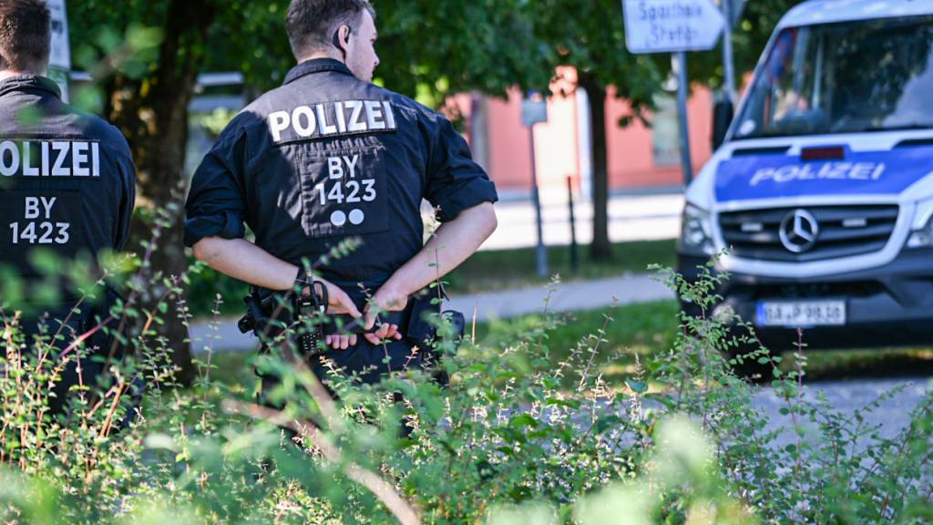 Kräfte der bayerischen Polizei stehen am Welfen-Gymnasium. Am Vortag gab es einen Vorfall mit mehreren Verletzten und einer Festnahme an dem Gymnasium in Oberbayern. Foto: Jason Tschepljakow/dpa