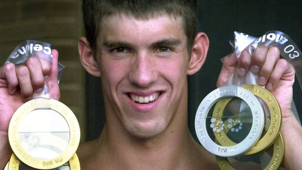 Rekordschwimmer Michael Phelps mit einem (kleinen) Teil seiner Medaillensammlung