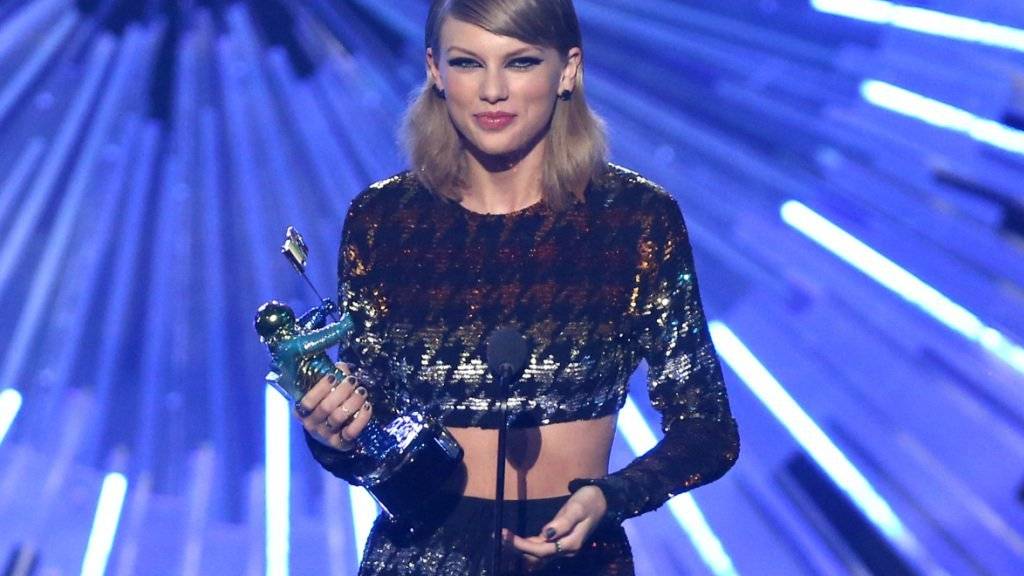 Sängerin Taylor Swift holt sich einen ihrer Preise ab an den MTV Video Awards in Los Angeles.