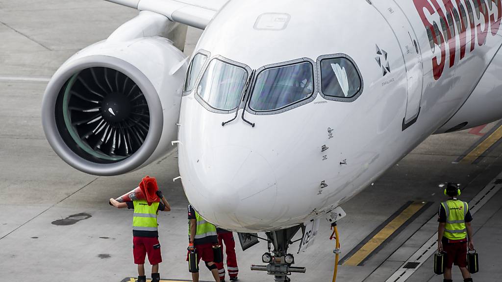 Ein Airbus A220-300 der Swiss am Flughafen Zürich. (Archivbild)