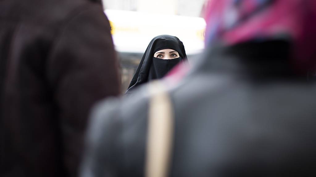 Frauen im Niqab sind in der Schweiz zwar ein seltenes Bild: Eine Initiative möchte die Vollverschleierung im öffentlichen Raum aber in der gesamten Schweiz verbieten. (Archivbild)