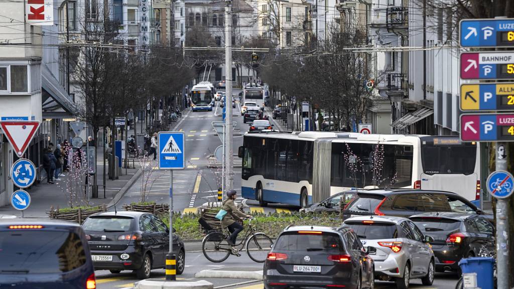 Auf Luzerner Strassen und im öffentlichen Verkehr fanden die meisten Fälle von Belästigungen statt, die über das städtische Online-Tool «Luzern schaut hin» gemeldet wurden. (Symbolbild)