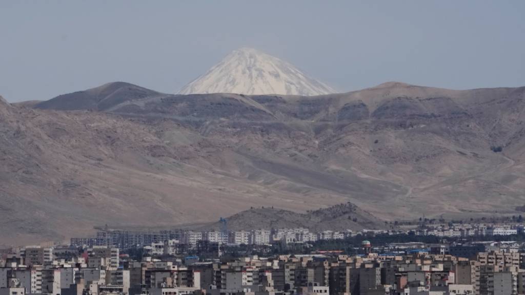 ARCHIV - Der Damavand-Gipfel, der höchste Gipfel im Iran, ist im Südosten Teherans zu sehen. Foto: Vahid Salemi/AP/dpa/Symbolbild