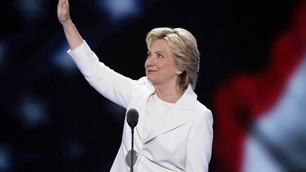Hillary Clinton winkt den Delegierten auf dem Parteitag der US-Demokraten in Philadelphia: Sie hat soeben als erste Frau die Nomination als US-Präsidentschaftskandidatin einer grossen Partei angenommen.