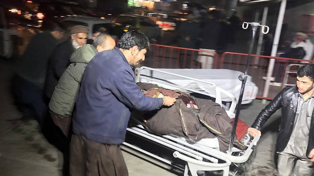 Das Rettungspersonal in Kabul hat nach der Bombenexplosion alle Hände voll zu tun