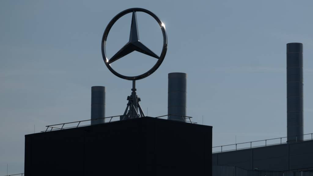 Der Autobauer Mercedes-Benz muss sparen. Als Folge davon verschiebt der Konzern eine für den Juli vorgesehene tarifliche Sonderzahlung auf das kommende Jahr.(Symbolbild)