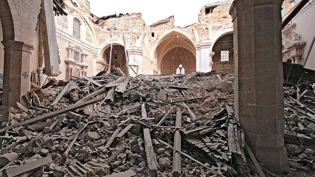 Die zerstörte Kirche nach dem Erdbeben in L'Aqula. Nun ist die Basilika di Santa Maria di Collemaggio nach der Restauration wieder eröffnet worden. (Archiv)