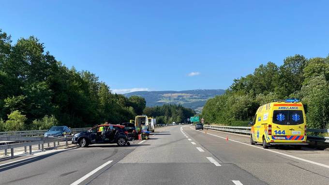 Drei Autos krachen auf der A1 in Deitingen ineinander – vier Verletzte
