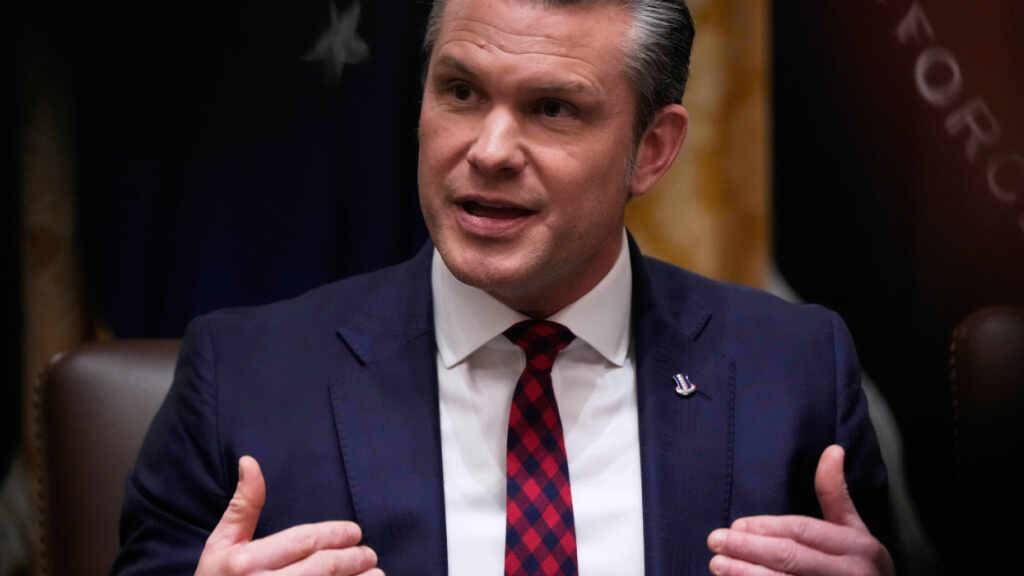 US-Verteidigungsminister Pete Hegseth während einer Kabinettssitzung im Weißen Haus. Foto: Julia Demaree Nikhinson/AP/dpa/Archivbild