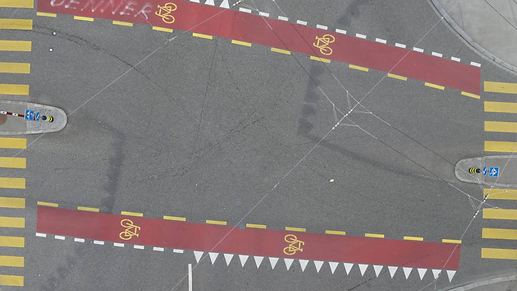 Die Zuger Velonetz-Initiative fordert unter anderem, dass der Veloverkehr vom Auto- und Fussverkehr grundsätzlich getrennt geführt wird. (Symbolbild)