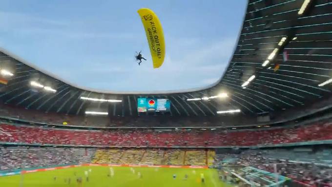 Greenpeace-Gleitschirm verliert Kontrolle und crasht in EM-Stadion