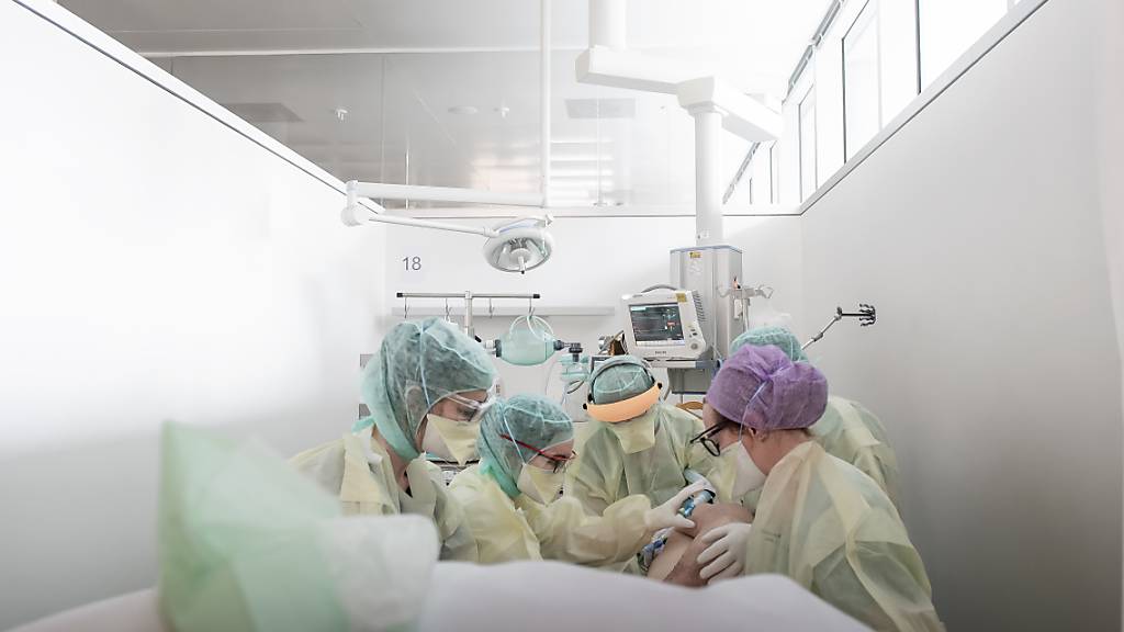 Die Schweizerische Heilmittelbehörde Swissmedic hat am Donnerstag bekannt gegeben, dass der Wirkstoff Remdesivir in der Schweiz ab sofort zur Behandlung von Covid-19 Patienten eingesetzt werden darf. (Archiv)