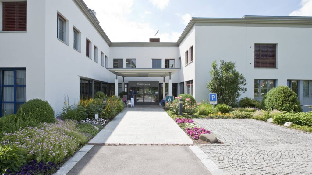 Seit der Schliessung wird in Flawil eine Umnutzung des Areals mit dem Spitalgebäude gesucht. (Archivbild)