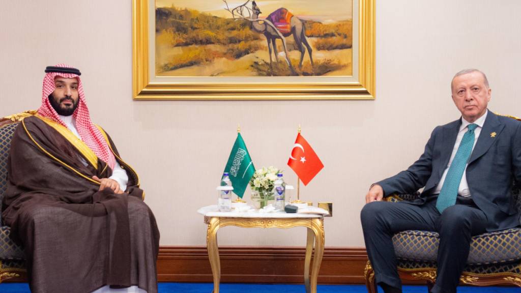 ARCHIV - Der saudische Kronprinz Mohammed bin Salman Al Saud (l) trifft sich mit dem türkischen Staatspräsidenten Recep Tayyip Erdogan im Vorfeld des arabisch-islamischen Krisengipfels, der nach dem israelischen Luftangriff auf Hamas-Führer in der vergangenen Woche stattfindet. Foto: -/SPA/dpa