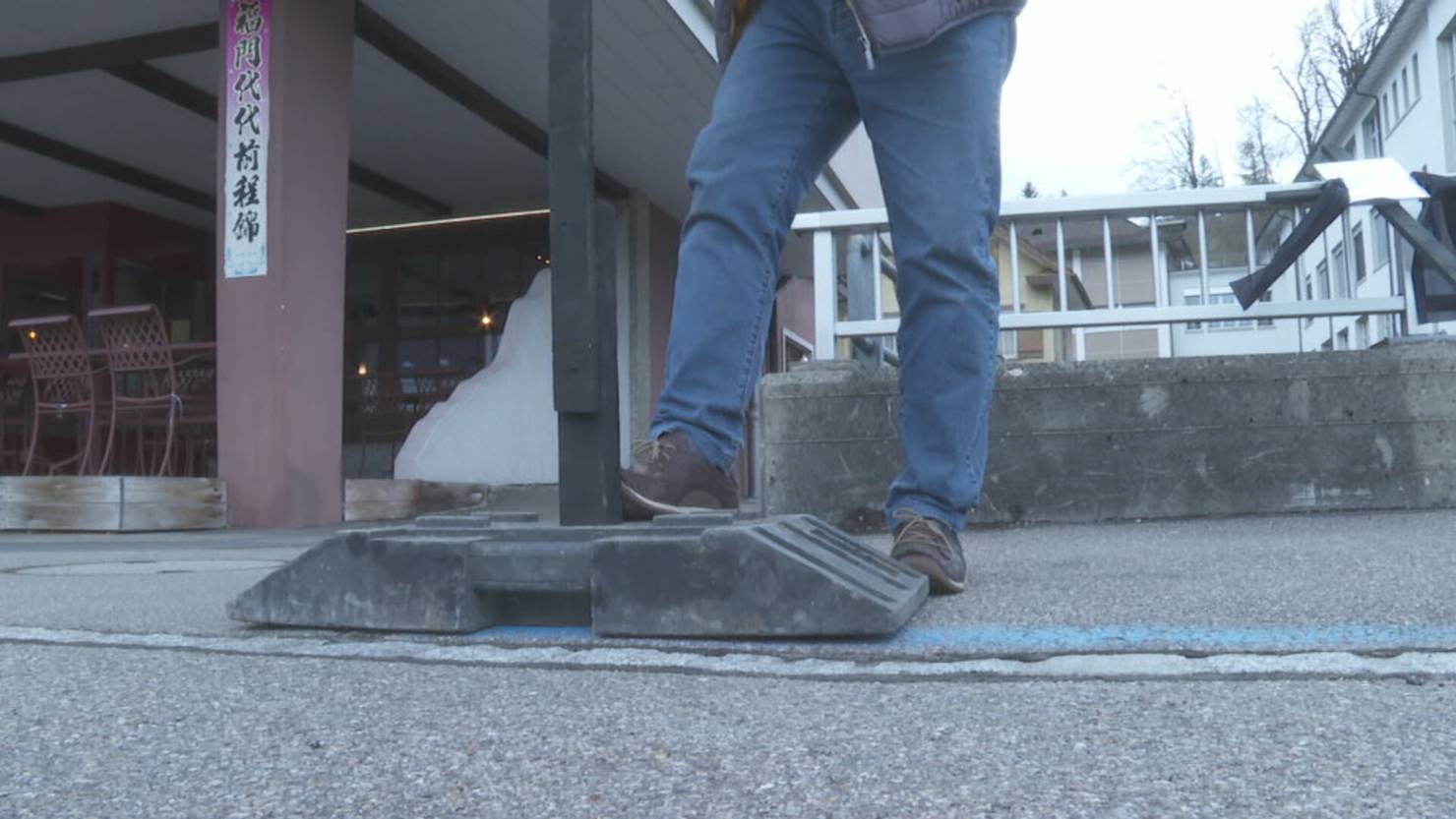 Kanton streicht Parkplätze in Wattwil ersatzlos – Betroffener beerdigt diese symbolisch | TVO Online