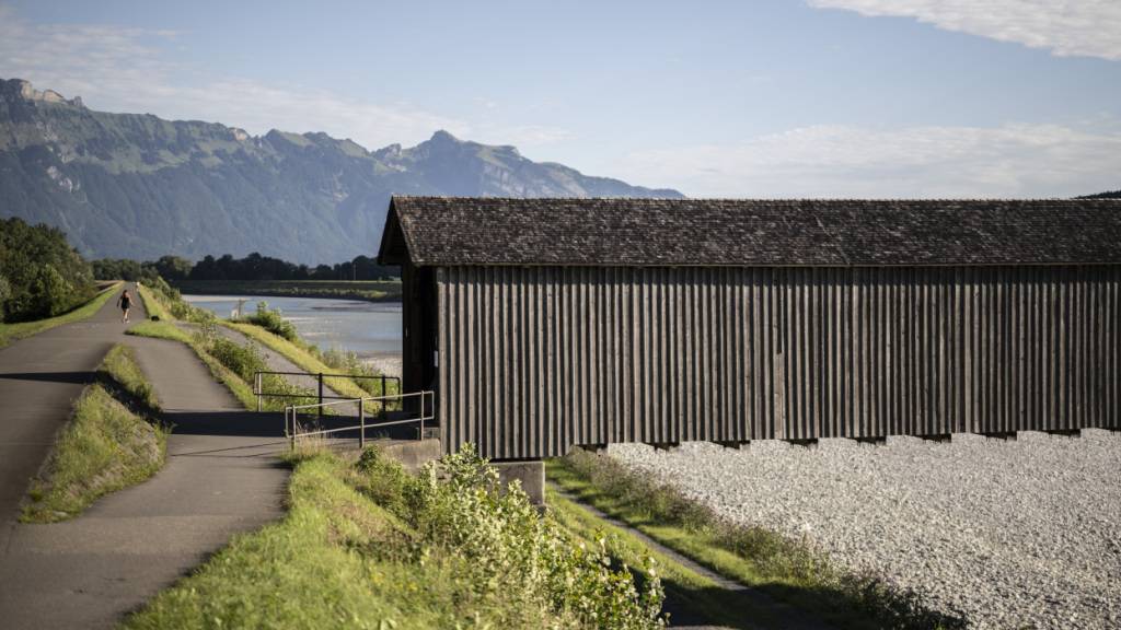 Am Rheinufer in Sevelen SG ist am Mittwochmorgen ein toter Mann aufgefunden worden. (Archivbild)