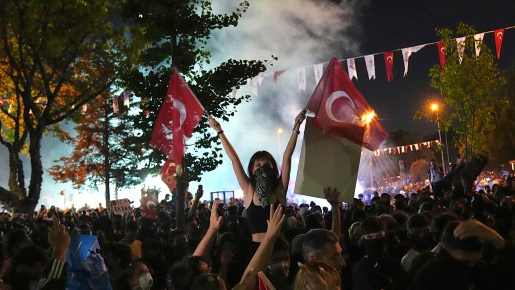 Menschen nehmen an einem Protest teil, zu dem die oppositionelle Republikanische Volkspartei (CHP) aufgerufen hat, vor der Stadtverwaltung in Istanbul. In Istanbul haben Tausende Menschen gegen die Verhaftung und Absetzung des Istanbuler Bürgermeisters Ekrem Imamgolu vor 100 Tagen demonstriert. Foto: Francisco Seco/AP/dpa