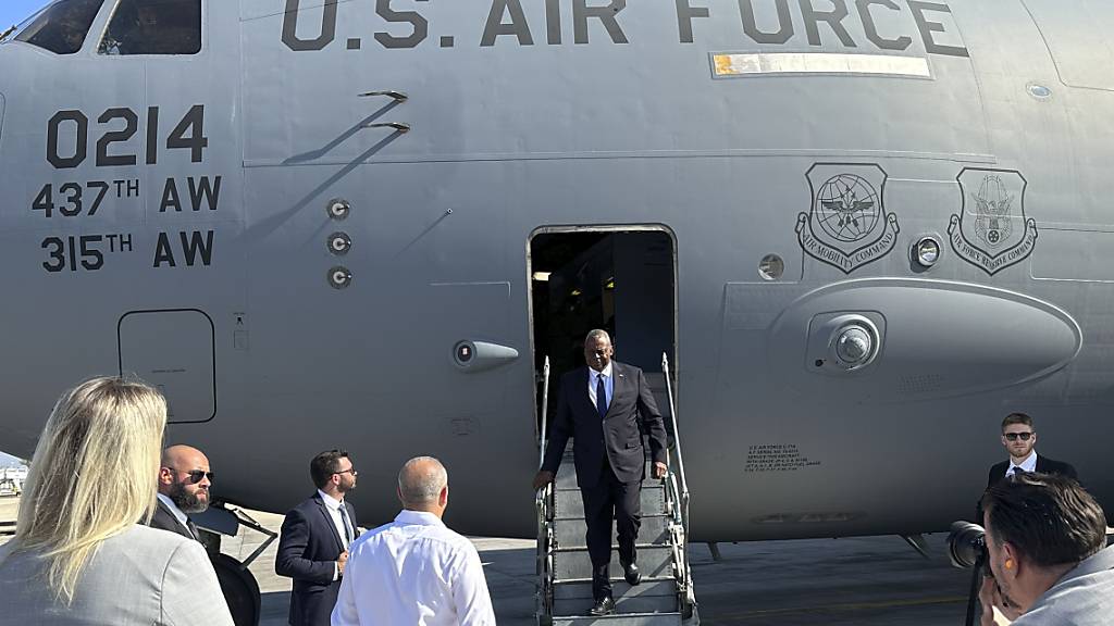 Lloyd Austin (M), Verteidigungsminister der USA, trifft in Tel Aviv ein. Austin ist in Israel um unter anderem Gespräche mit Ministerpräsident Netanjahu und Verteidigungsminister Galant zu führen. Foto: Lolita Baldor/AP/dpa