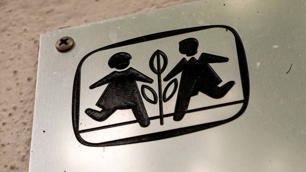 ARCHIV - Das Logo von «SOS Kinderdorf» auf einem Schild. Foto: Peter Kneffel/dpa