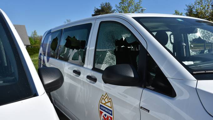 Autos des Fussballverbands zerstört