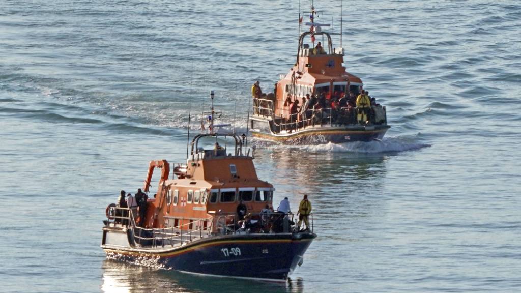 Im Ärmelkanal haben britische Seenotretter mehrere Menschen, bei denen es sich vermutlich um Migranten handelt, aus dem Wasser gerettet. Foto: Gareth Fuller/PA Wire/dpa