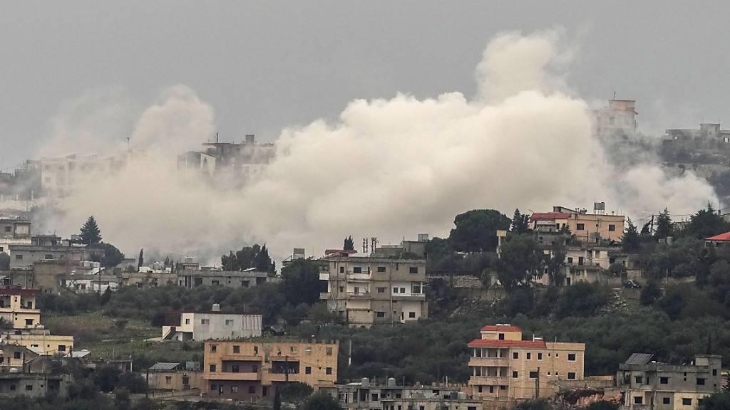 Rauch steigt auf nach einem israelischen Artilleriebeschuss auf ein Grenzdorf zu Israel. An der Grenze zwischen Israel und dem Libanon ist es erneut zu gegenseitigem Beschuss gekommen. Foto: Hassan Ammar/AP/dpa