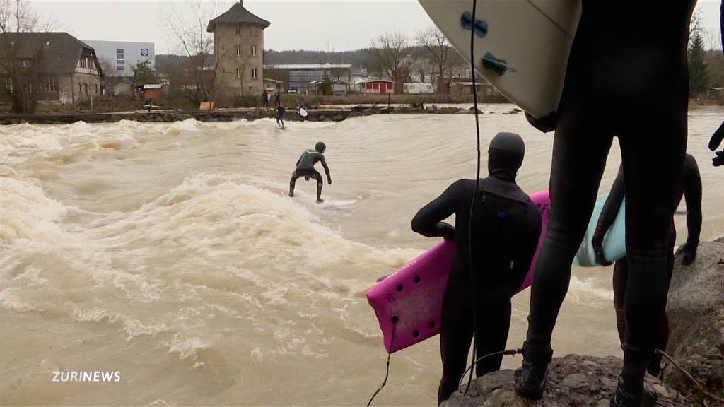 Fluss-Surfer freuen sich in Bremgarten über Hochwasser