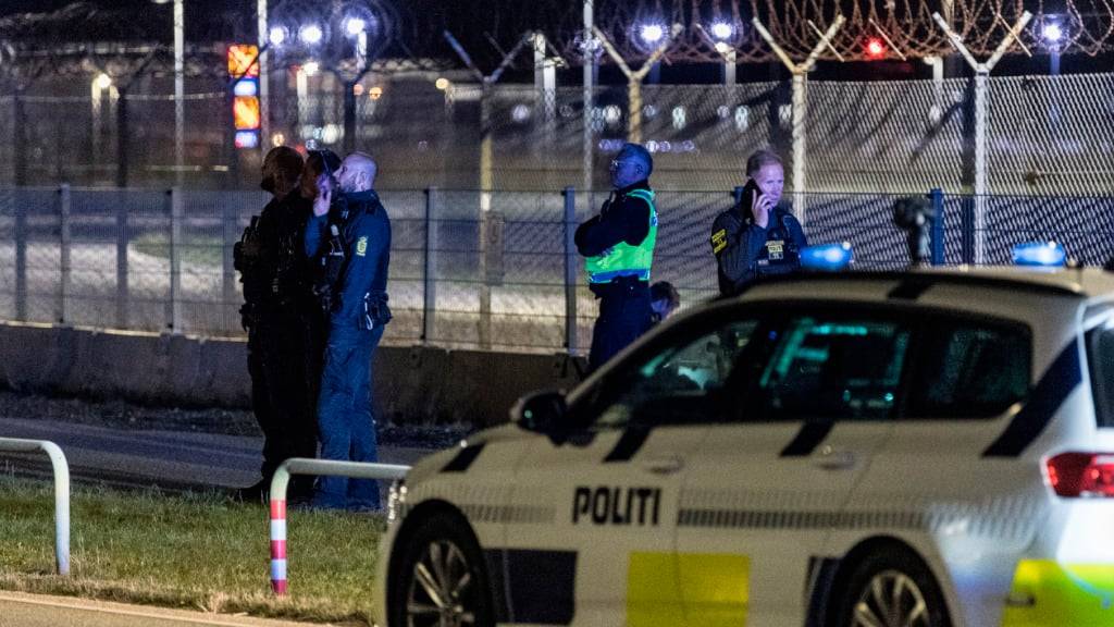 ARCHIV - Dänische Polizisten patrouillieren am Flughafen. Foto: Steven Knap/Ritzau Scanpix Foto/dpa