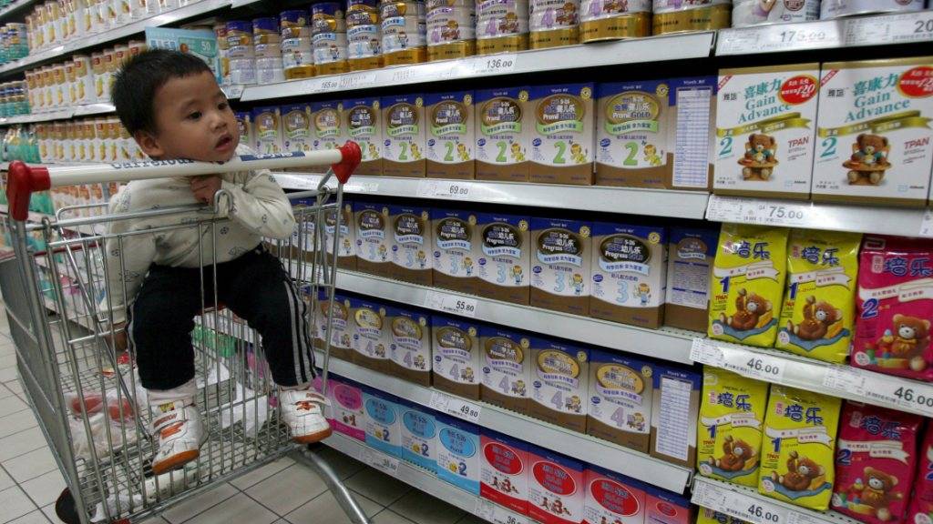 Bei der Auswahl von Milchpulver für Kleinkinder greifen chinesische Eltern derzeit vor allem bei europäischen Produkten zu. Nach diversen Lebensmittelskandalen wollen sie auf Nummer sicher gehen. (Symbolbild)