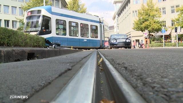 Tram wegen Bentley entgleist