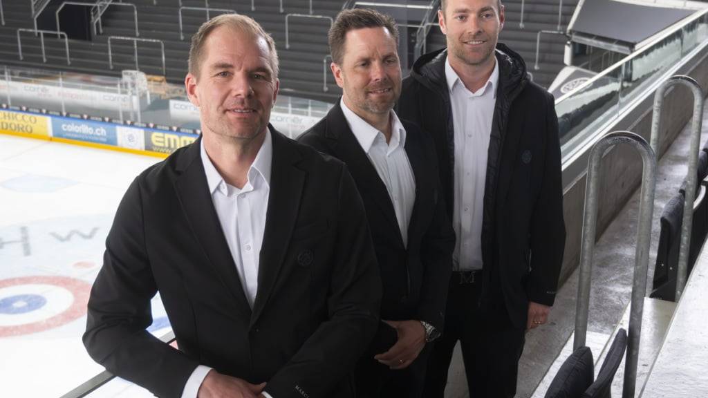 Der neue Lugano-Coach Tomas Mitell, sein Assistent Stefan Hedlund und GM Janick Steinmann haben einen neuen Ausländer zur Verfügung