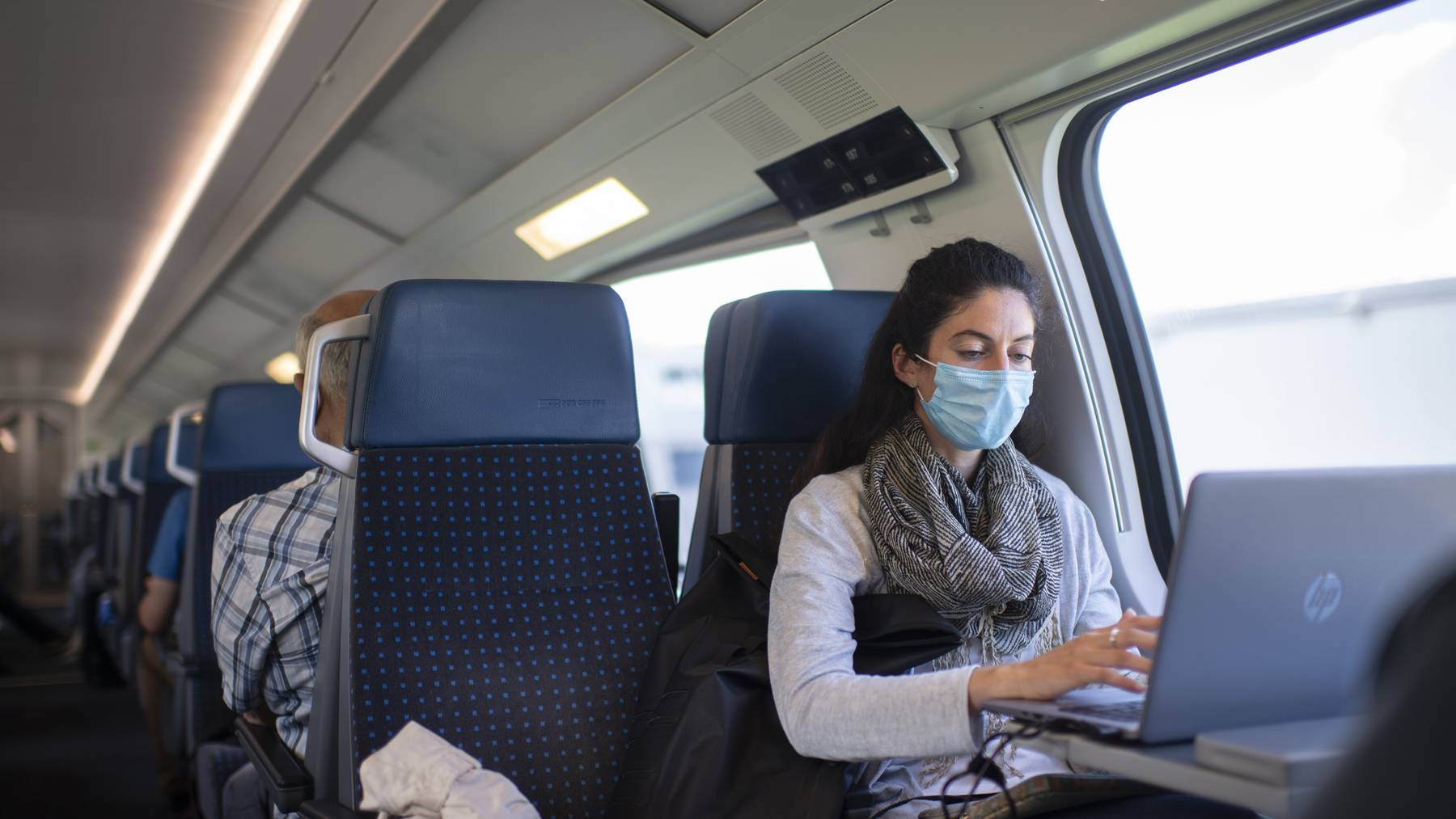 Bald kein Einzelfall mehr: Frau mit Schutzmaske im Zug.