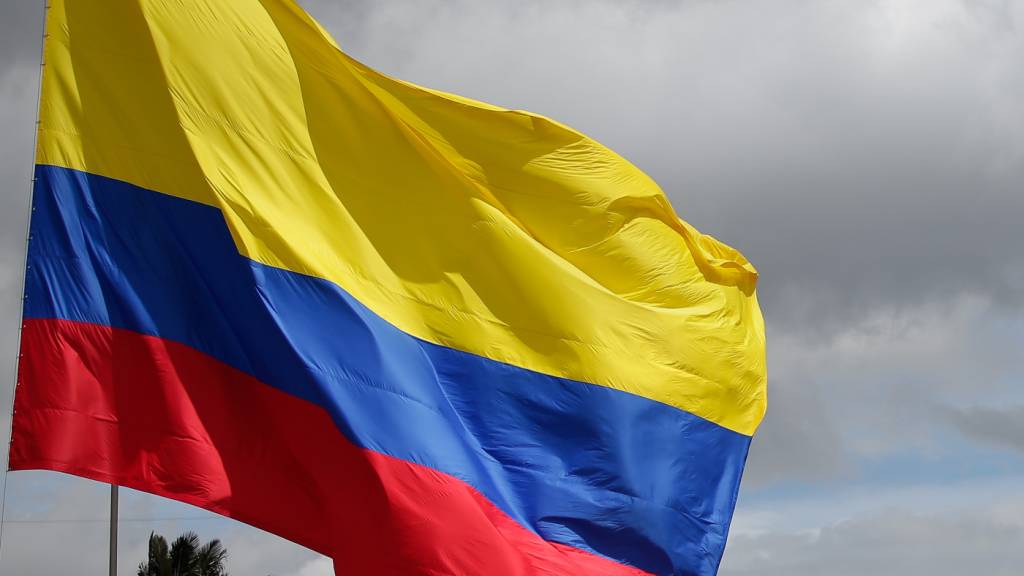 ARCHIV - Eine kolumbianische Fahne weht am «Tag der Helden», bei einer Militärparade in Bogota. In Kolumbien hat es ein schweres Busunglück mit mehreren Toten gegeben. Foto: Luisa González/colprensa/dpa