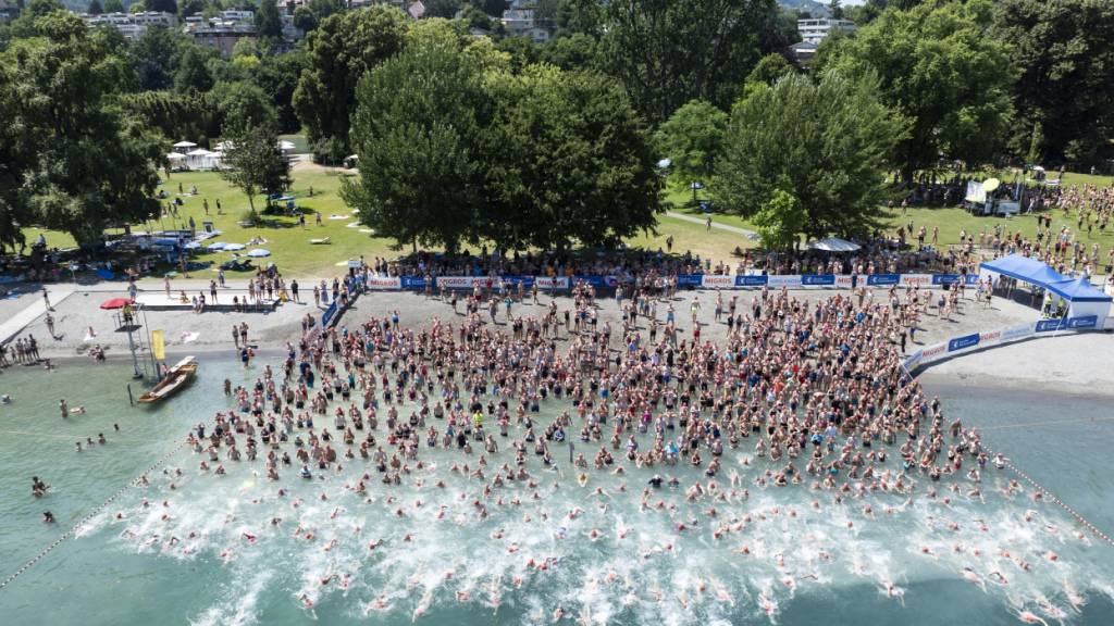 Schwimmerinnen und Schwimmer müssen sich noch etwas gedulden: Die Stadtzürcher Seeüberquerung wurde verschoben. (Archivbild)