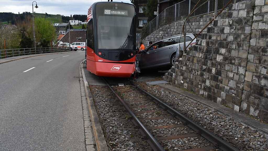 Der ortsunkundige Autofahrer versuchte laut Polizei, auf einem privaten Parkplatz neben den Gleisen zu wenden.