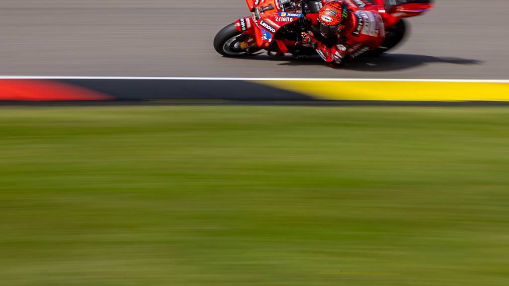 Wie schon in den drei Rennen zuvor siegt Francesco Bagnaia auch beim GP von Deutschland. Auf dem Sachsenring profitiert er von einem Sturz des Führenden Jorge Martin