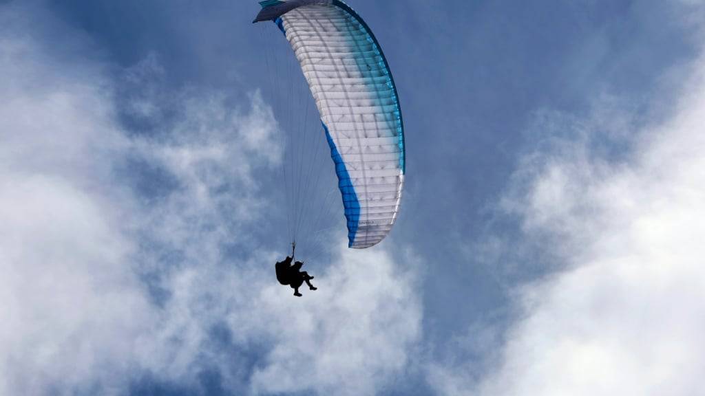 Zwei fast gleichzeitig gestartete Gleitschirmpiloten verunfallten am Samstag im Kanton St. Gallen. (Archivbild)