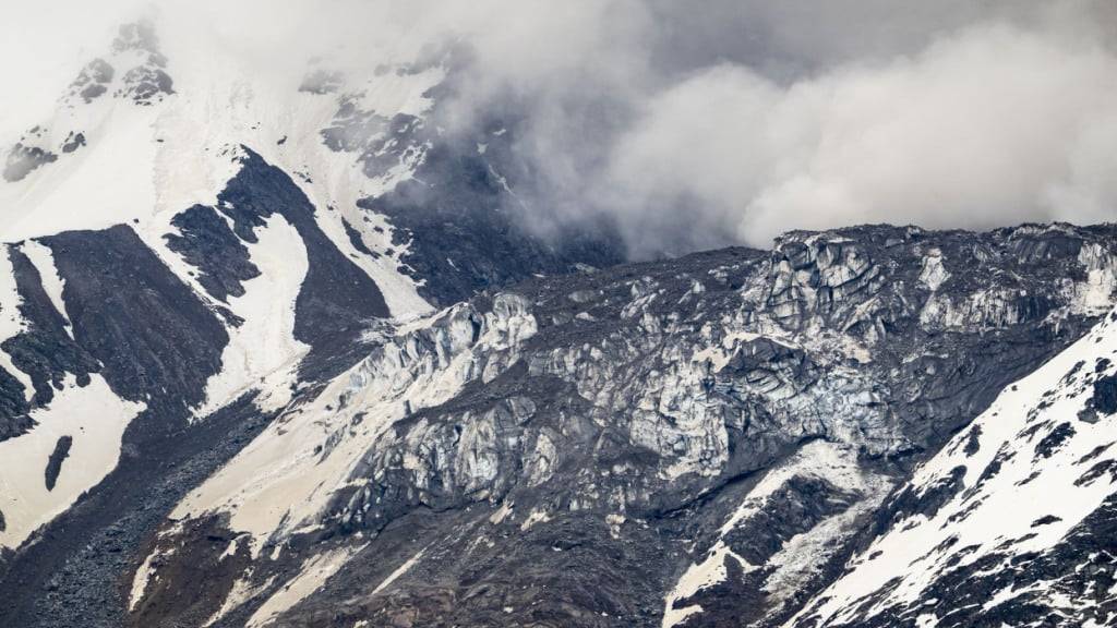 Der von Geröll beladene Birchgletscher im Lötschental bereitet Sorge. (Archivbild)
