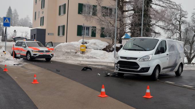 Lieferwagen knallt in Polizeiauto