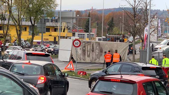 LKW-Anhänger in Sursee gekippt