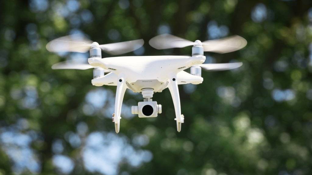 Der Kanton Waadt untersagt das Fliegen von Drohnen in der Nähe von Gefängnissen, Polizeiposten, Gerichtsgebäuden sowie Spitälern mit Helikopterlandeplatz. Ähnliche Regeln gibt es in Genf. (Archivbild)