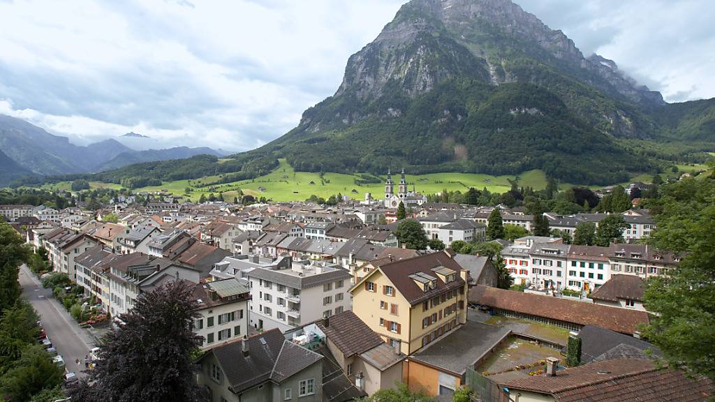Die Gemeinde Glarus mit dem gleichnamigen Hauptort kämpft mit den finanzpolitischen Zielwerten. (Archivbild)